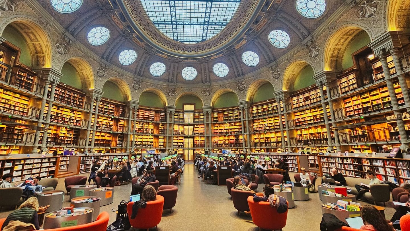 Mazarin et les Gardiens du Secret : une chasse au trésor culturelle au cœur de la BNF Richelieu 5 Grande bibliothèque avec lecteurs concentrés