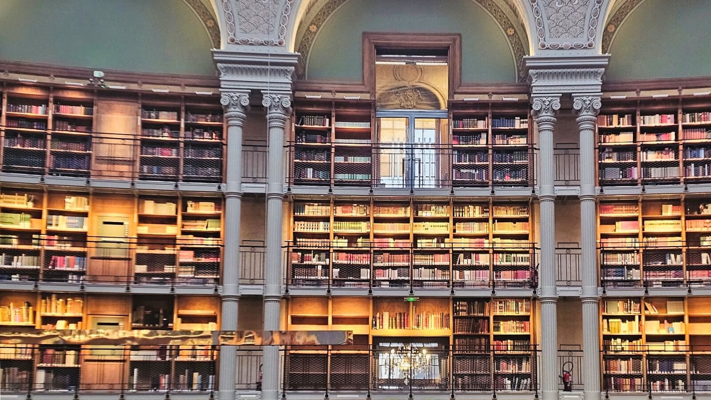 Mazarin et les Gardiens du Secret : une chasse au trésor culturelle au cœur de la BNF Richelieu 1 BNF Richelieu Paris Bibliothèque avec étagères illuminées