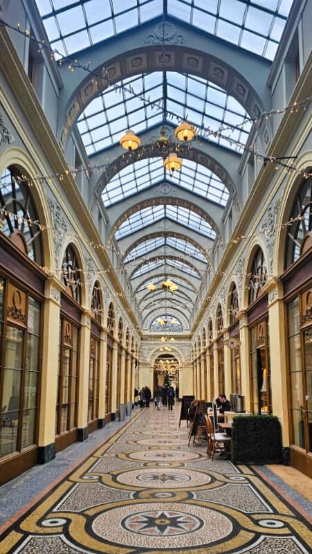 Mazarin et les Gardiens du Secret : une chasse au trésor culturelle au cœur de la BNF Richelieu 10 Galerie élégante avec éclairage doux