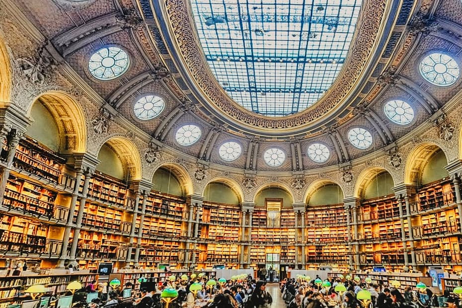 BNF Richelieu Paris Bibliothèque avec un plafond magnifique