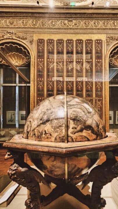 Mazarin et les Gardiens du Secret : une chasse au trésor culturelle au cœur de la BNF Richelieu 4 BNF Richelieu Paris Globe ancien dans un musée.