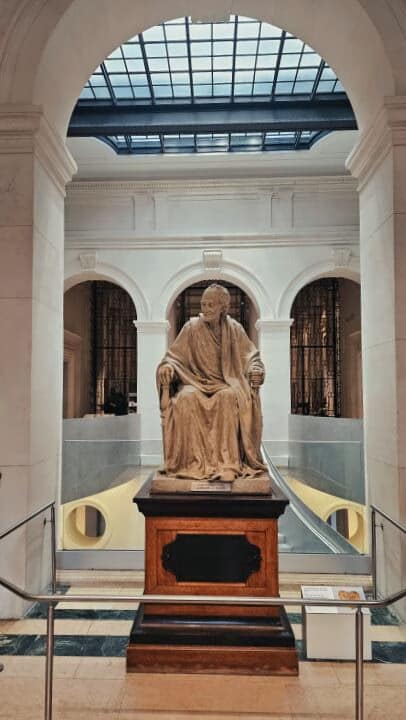 Mazarin et les Gardiens du Secret : une chasse au trésor culturelle au cœur de la BNF Richelieu 3 Statue majestueuse dans un musée.