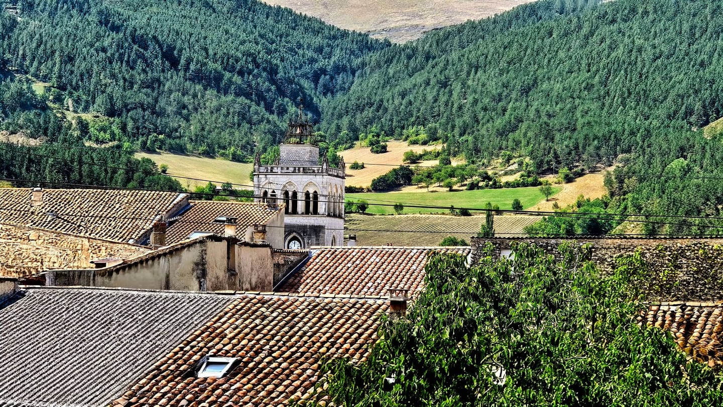 Les 5 plus beaux villages du Diois pour une escapade. 16 Die clocher cathédrale