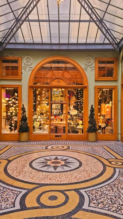 Mazarin et les Gardiens du Secret : une chasse au trésor culturelle au cœur de la BNF Richelieu 8 Entrée décorée pour Noël