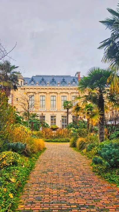 Mazarin et les Gardiens du Secret : une chasse au trésor culturelle au cœur de la BNF Richelieu 6 Jardin luxuriant avec bâtiment historique.