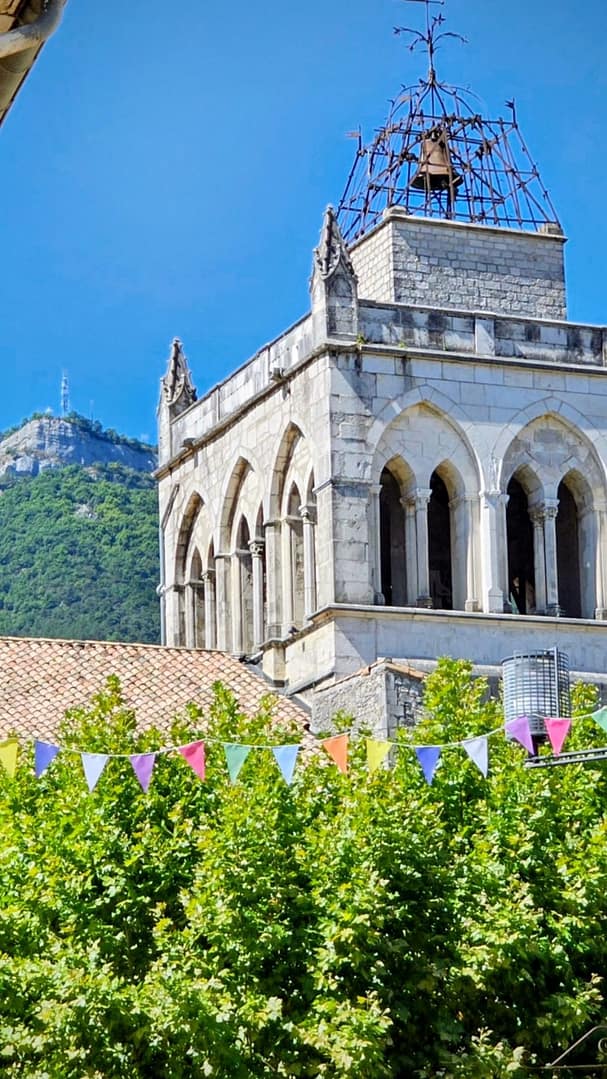 Les 5 plus beaux villages du Diois pour une escapade. 17 Die clocher cathédrale