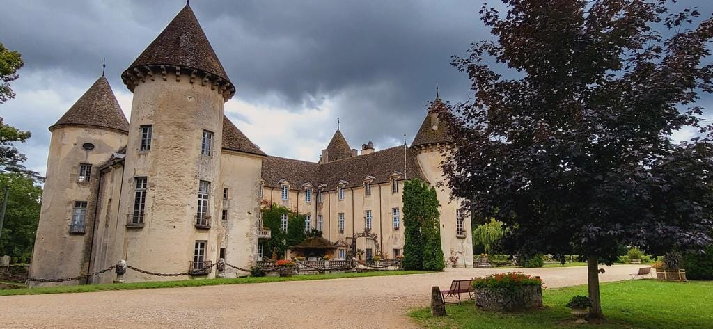 Découvrez la Bourgogne romantique : Vins, châteaux et douceurs pour deux. 6 Chateau de savigny les beaune