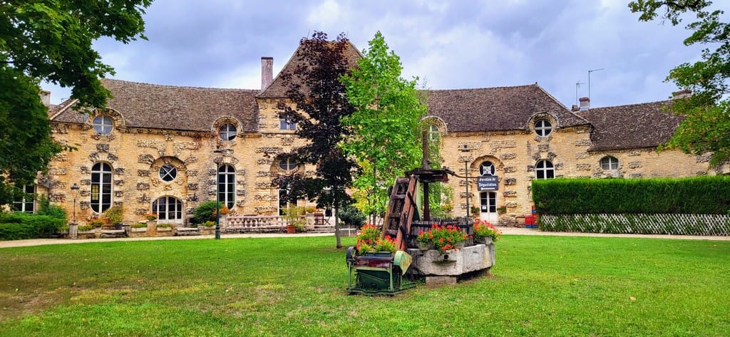 Découvrez la Bourgogne romantique : Vins, châteaux et douceurs pour deux. 5 Chateau de savigny les beaune