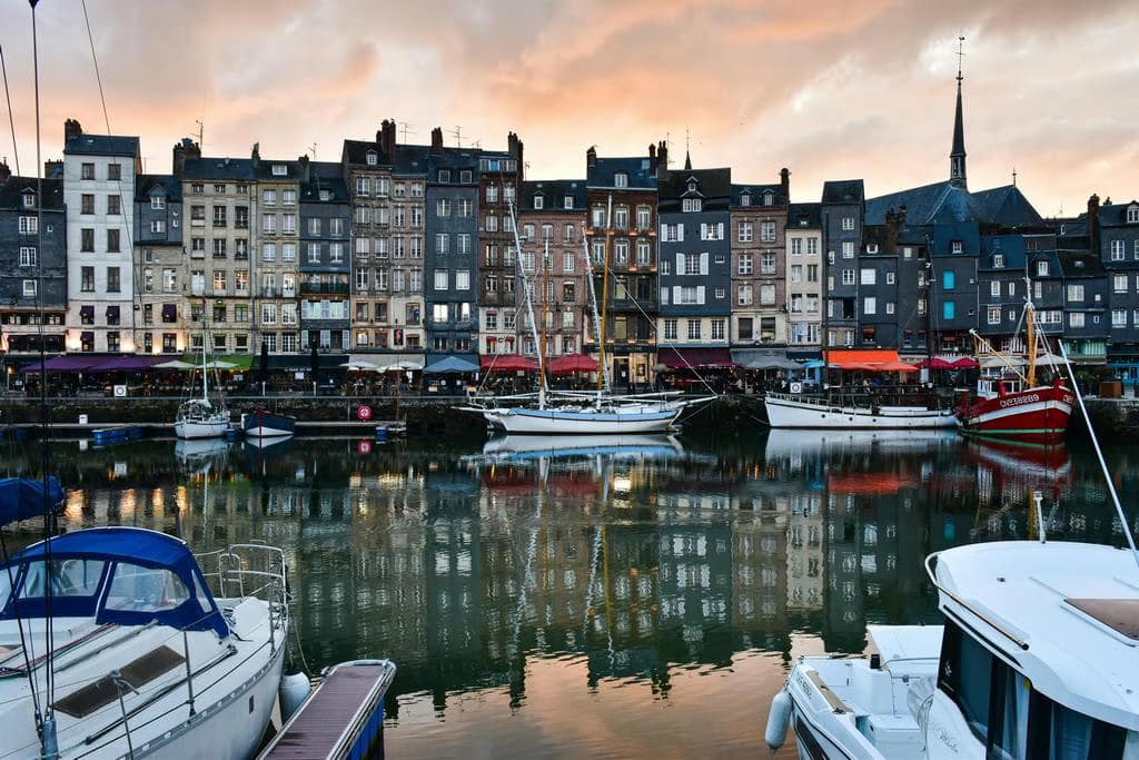 7 croisières fluviales romantiques en France pour couples 50+ 1 vue sur le bassin d'Honfleur
