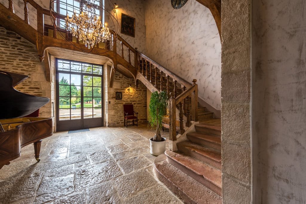 Découvrez la Bourgogne romantique : Vins, châteaux et douceurs pour deux. 22 Domaine abbaye de Maizieres Escapade romantique en Bourgogne