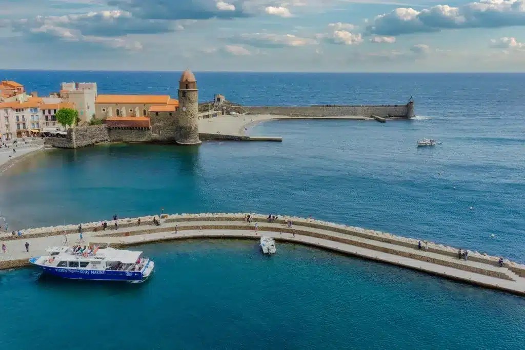 Le charme des vacances à Argelès-sur-mer en couple, en solo ou en famille. 4 a boat on a dock next to a body of water Collioure