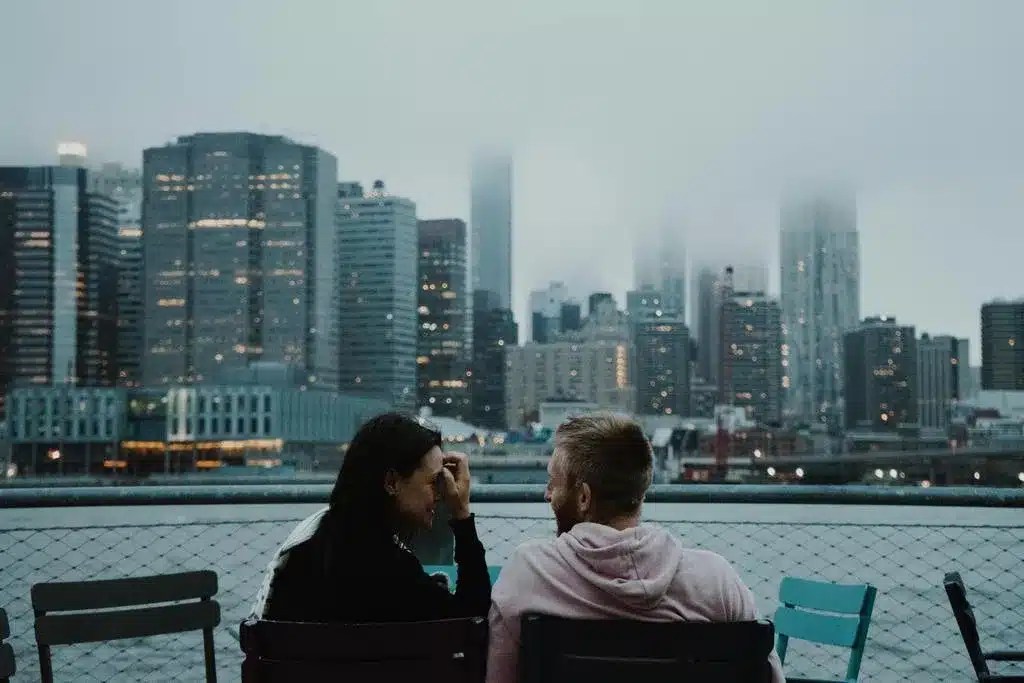 New York en amoureux : les étapes essentielles pour une escapade parfaite. 3 a man and woman sitting on chairs looking at each other