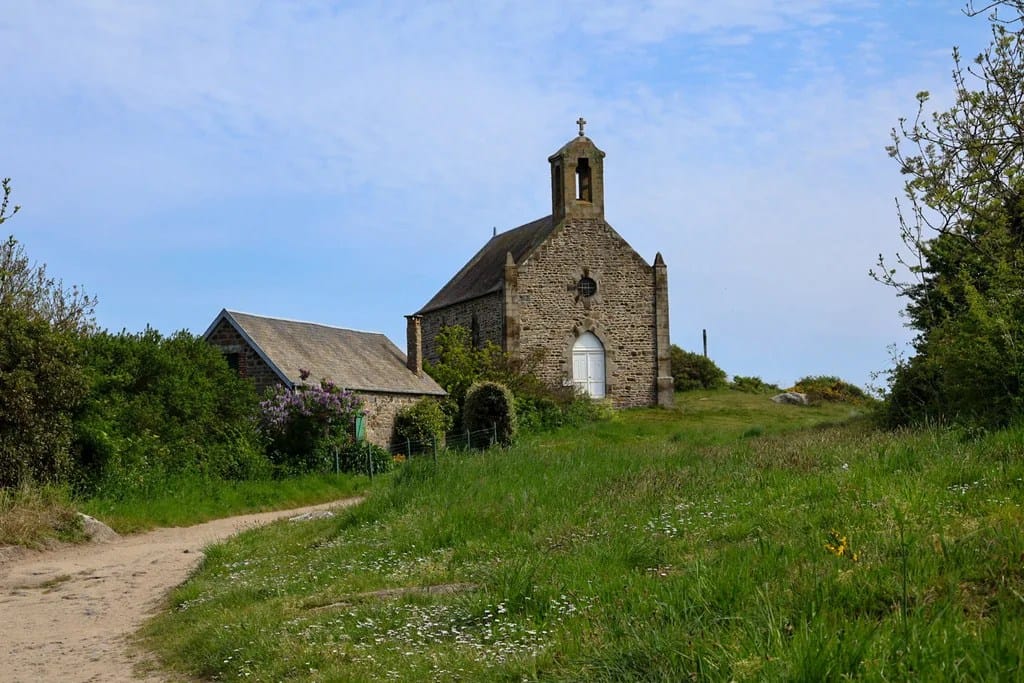 Visiter les îles Chausey depuis Granville : guide complet 4 sur les iles chausey Normandie escapades amoureuses chapelle