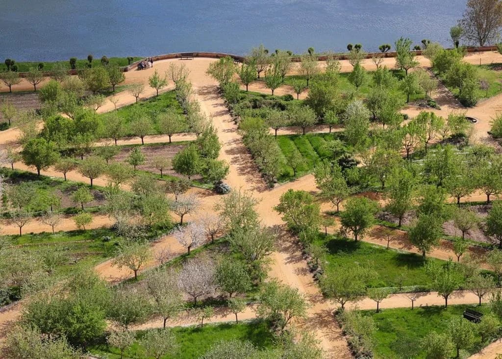 Visiter le Château de la Roche-Guyon : sortie d'un jour près de Paris 2 Les jardins à la française du chateau de la Roche Guyon dans le val d'oise
