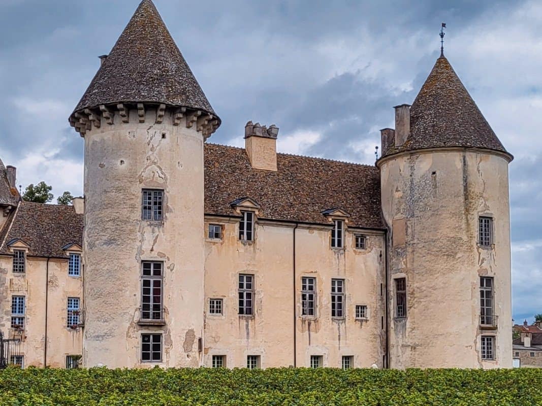 Découvrez la Bourgogne romantique : Vins, châteaux et douceurs pour deux. 1 Chateau de savigny les beaune