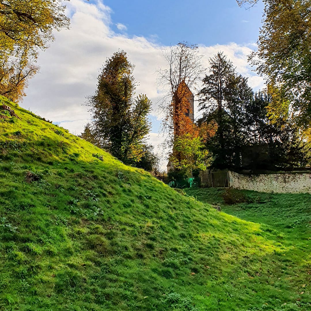 Randonner à Luzarches dans le Val d'Oise. 3 Luzarches la motte féodale