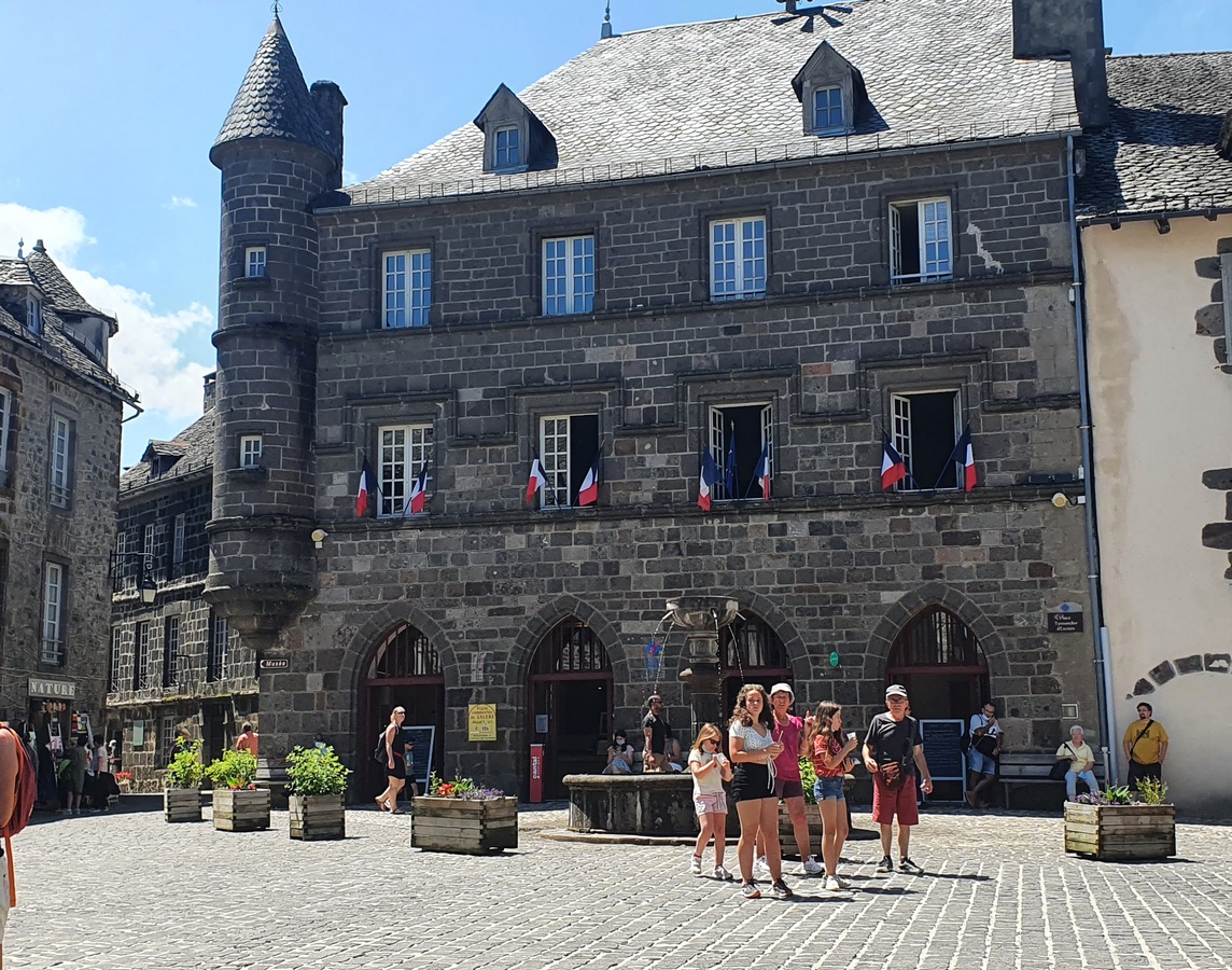 ESCAPADE A SALERS DANS LE CANTAL 3 Escapade à Salers dans le Cantal toits de lauze
