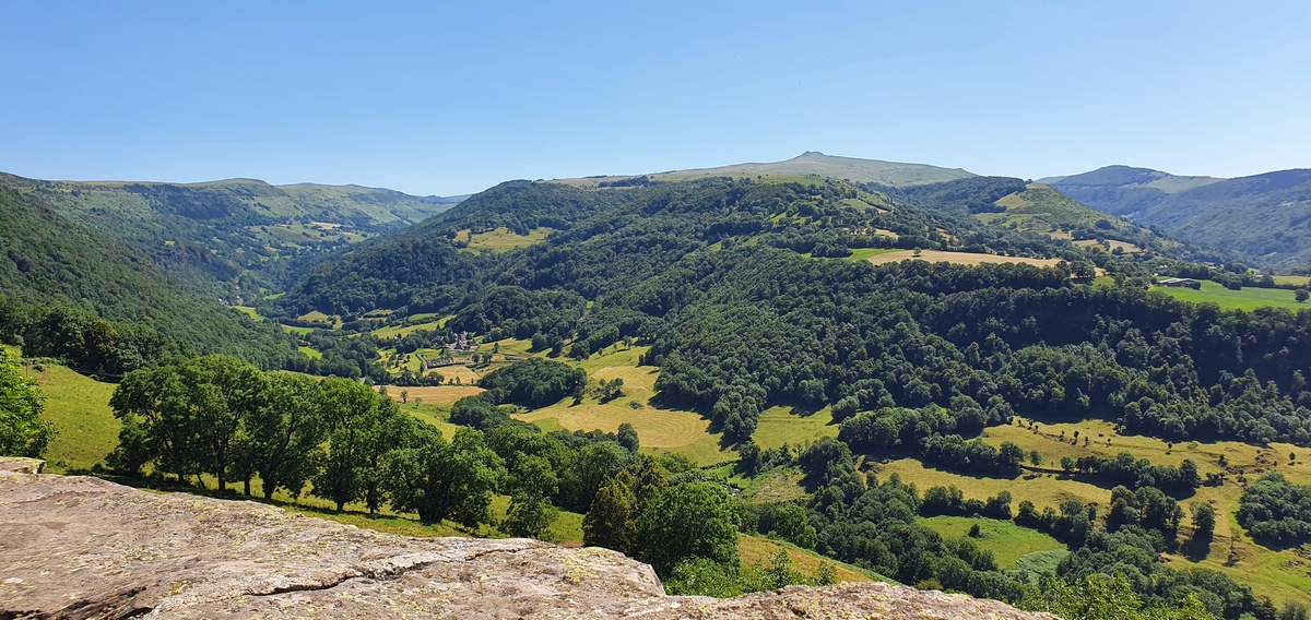 ESCAPADE A SALERS DANS LE CANTAL 10 Salers dans le Cantal vue de l'esplanade du barrouze sur les monts du Cantal
