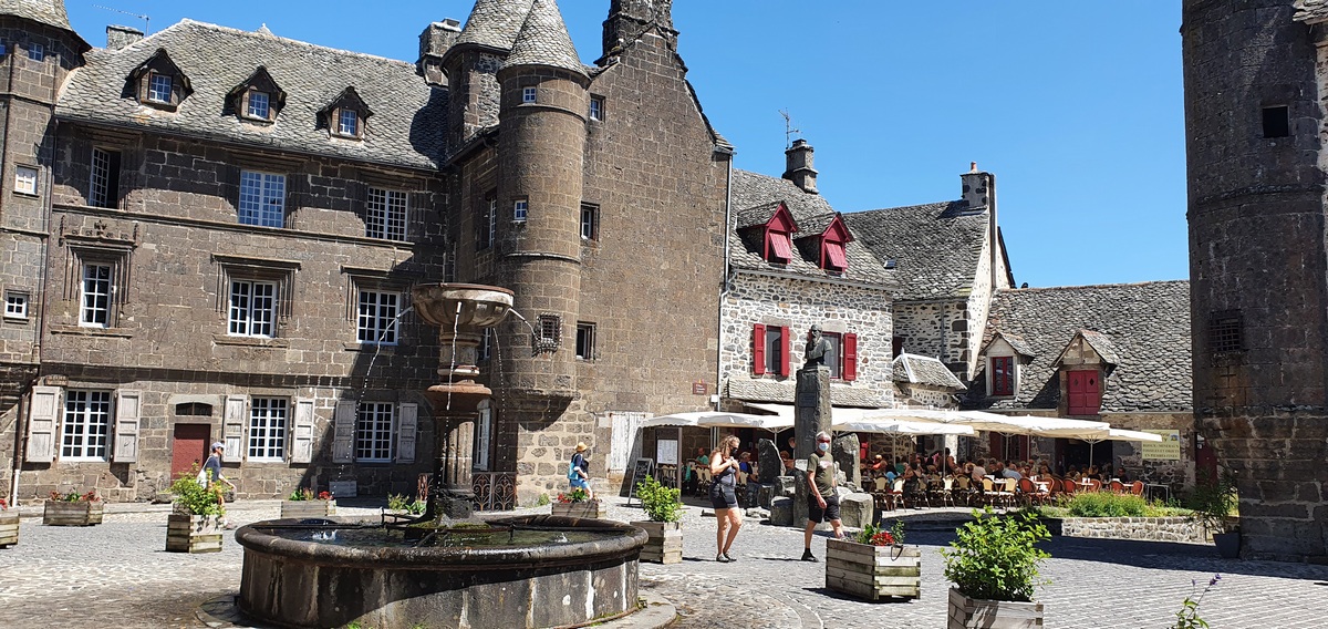 ESCAPADE A SALERS DANS LE CANTAL 5 Escapade à Salers dans le Cantal toits de lauze