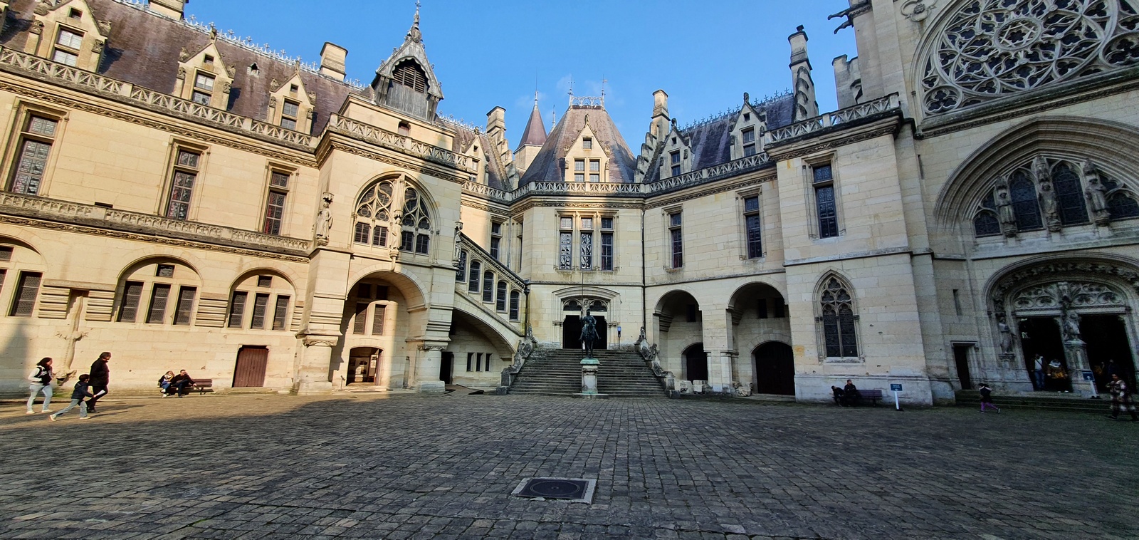 Pierrefonds : un village, un château, un lac. 3 CHATEAU DE PIERREFONDS