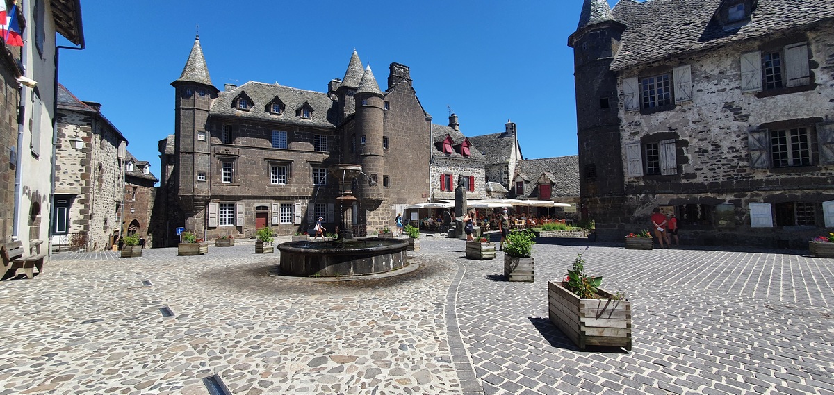 ESCAPADE A SALERS DANS LE CANTAL 4 Escapade à Salers dans le Cantal toits de lauze