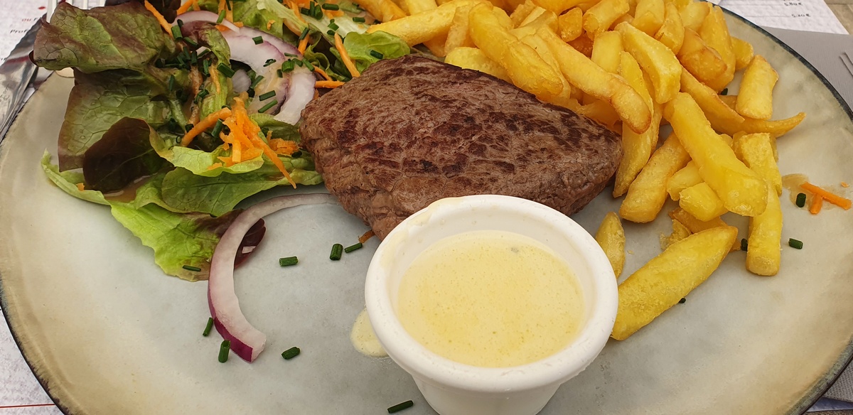 ESCAPADE A SALERS DANS LE CANTAL 15 VIANDE DE SALERS LA PREFETE A SALERS