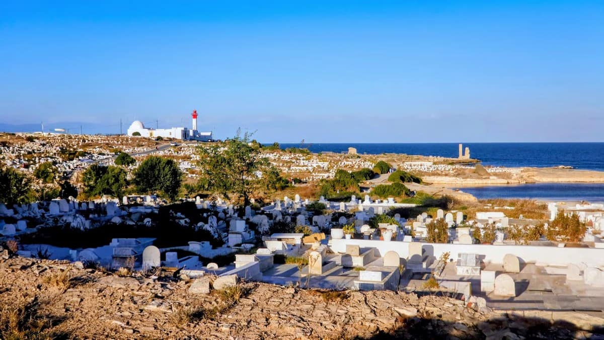 Mahdia, la perle méconnue de la Tunisie : guide et récit d'une semaine idéale. 12 Cimetière près de la mer.