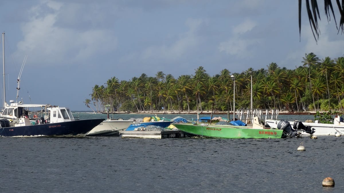 Guadeloupe : direction l'îlet Caret dans le Grand cul de sac marin. 1 Guadeloupe plage de la caravelle port de Sainte-Anne départ pour l'ilet caret
