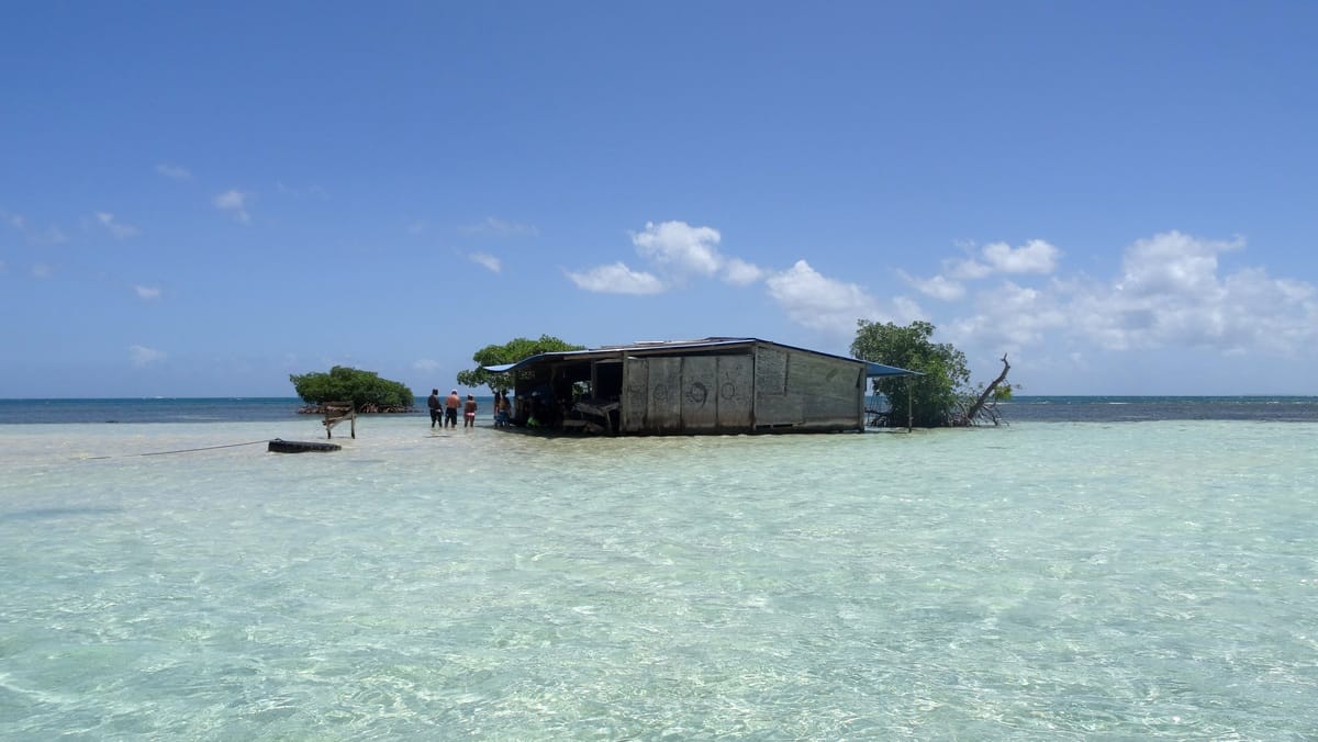Guadeloupe : direction l'îlet Caret dans le Grand cul de sac marin. 10 GUADELOUPE pleine nature excursion îlet caret escapades amoureuses