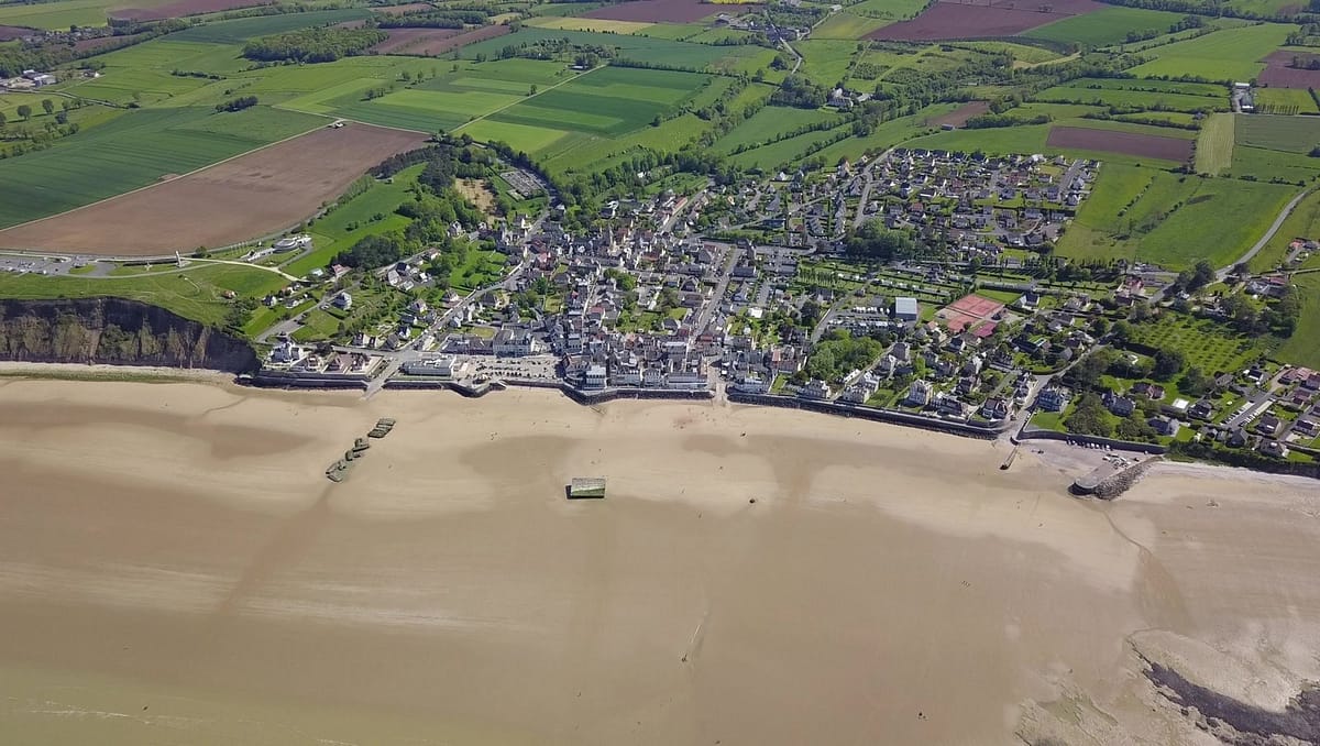 Mes meilleures adresses pour un week-end en amoureux en NORMANDIE en bord de mer. 9 Arromanches les plages du débarquement photo drone week-end en amoureux en Normandie