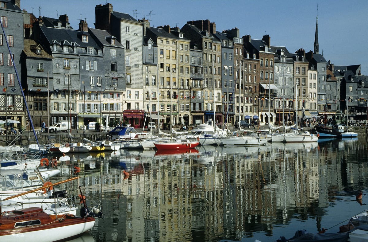 Mes meilleures adresses pour un week-end en amoureux en NORMANDIE en bord de mer. 2 white and red boat on water near buildings