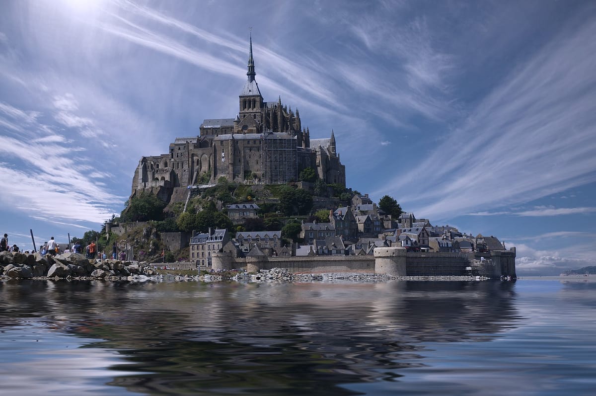 Mes meilleures adresses pour un week-end en amoureux en NORMANDIE en bord de mer. 6 france landmark water clouds Mont Saint michel en Normandie