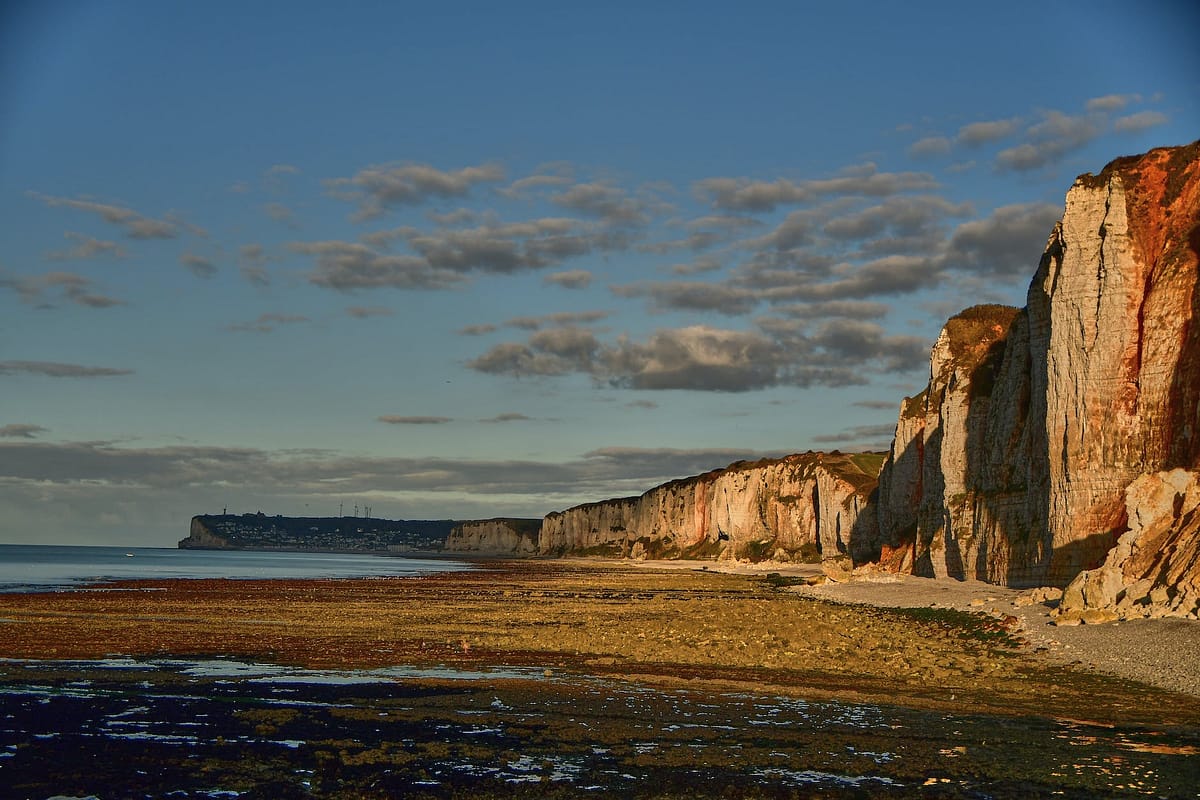 Mes meilleures adresses pour un week-end en amoureux en NORMANDIE en bord de mer. 4 brown rocky mountain near the ocean falaises normandie