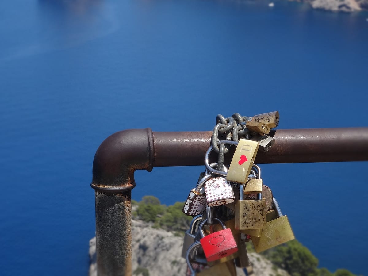 Sur la route du Cap de Formentor sur l'île de Majorque. 8 CADENAS d amour