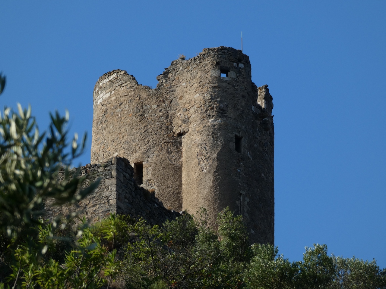 Les 4 châteaux de Lastours. 3 les 4 châteaux de Lastours entrée par l'ancienne usine de textile