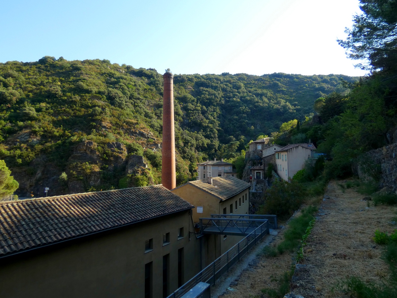 Les 4 châteaux de Lastours. 1 les 4 châteaux de Lastours entrée par l'ancienne usine de textile