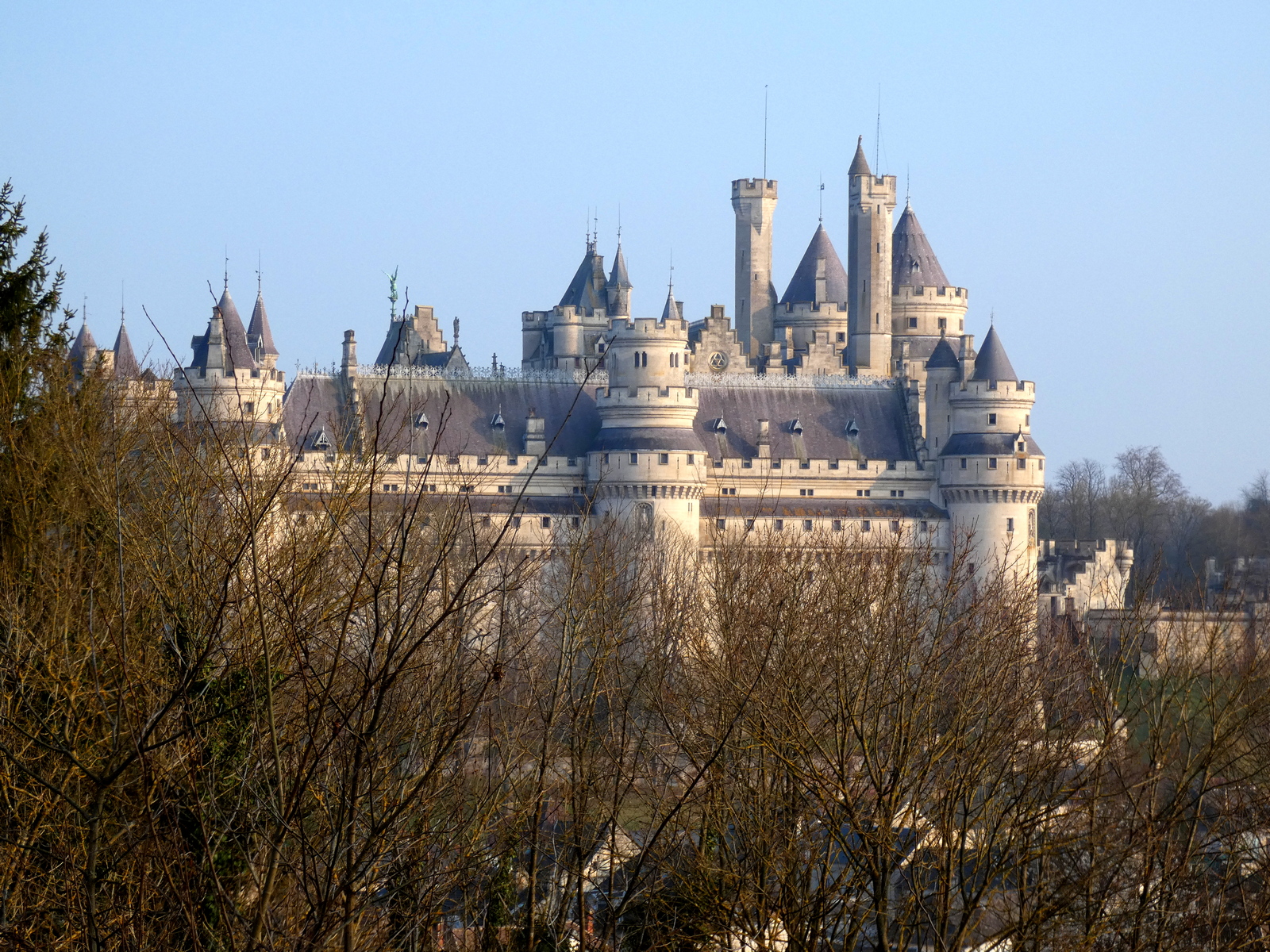 Pierrefonds : un village, un château, un lac. 1 CHATEAU DE PIERREFONDS