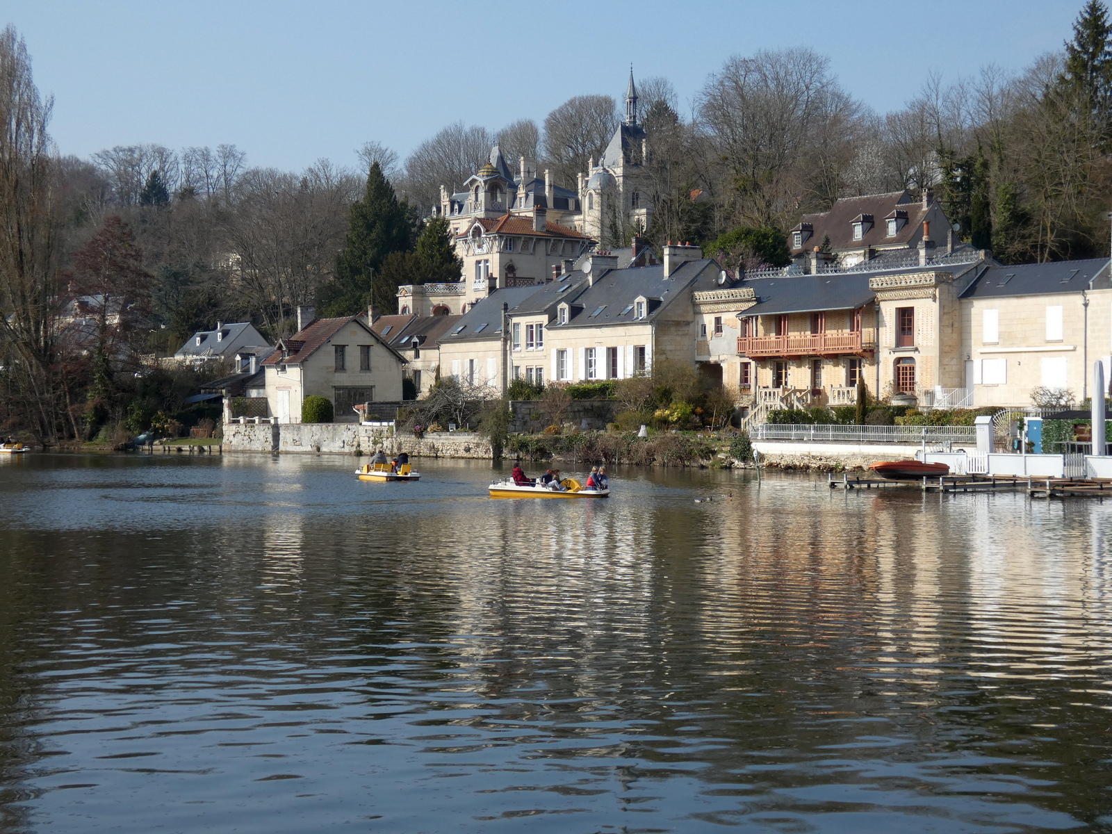 Pierrefonds : un village, un château, un lac. 12 Pierrefonds et son lac