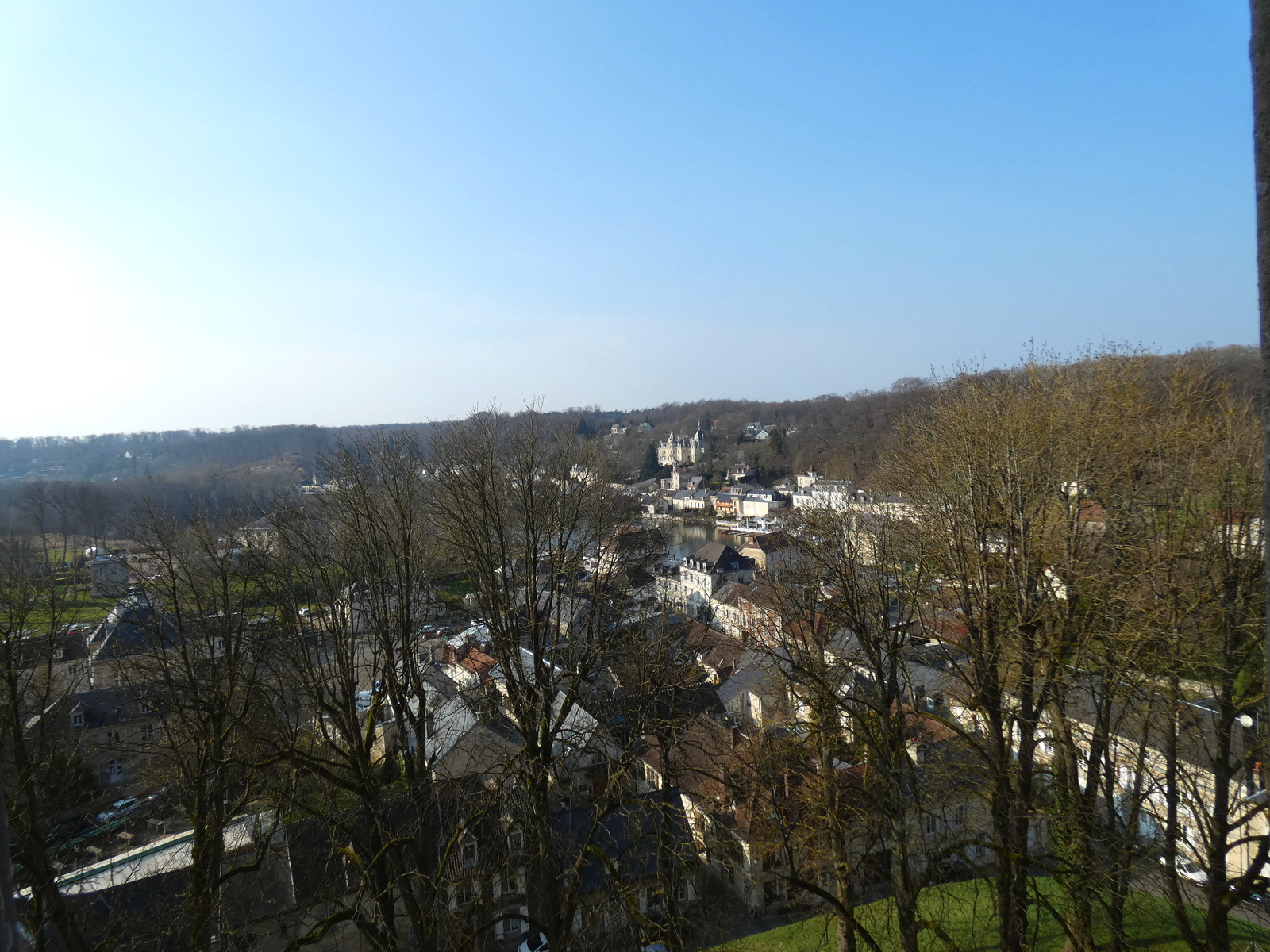 Pierrefonds : un village, un château, un lac. 5 VILLAGE DE PIERREFONDS VU DU CHATEAU