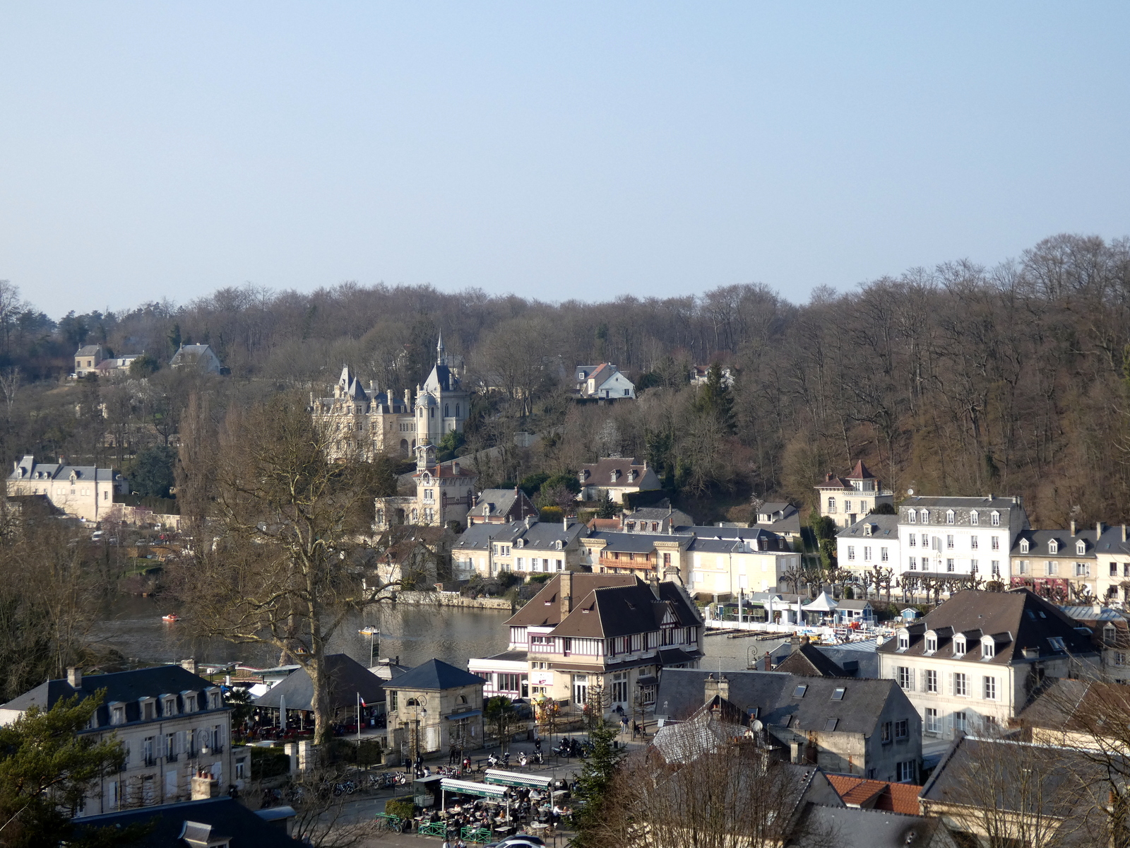 Pierrefonds : un village, un château, un lac. 6 VILLAGE DE PIERREFONDS VU DU CHATEAU