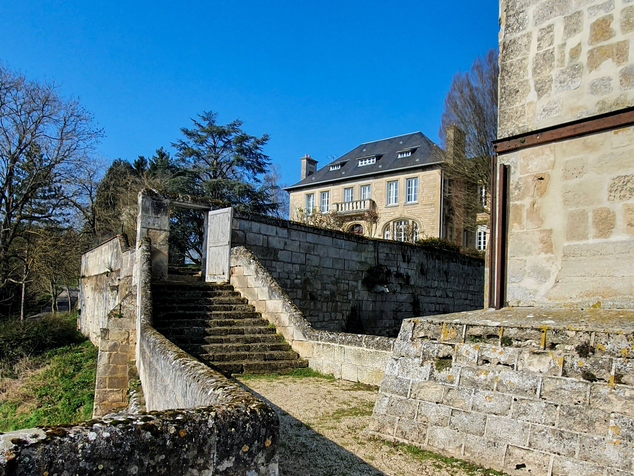 Le Château de Coucy dans l'Aisne. 5 Une chambre au château à Pernant