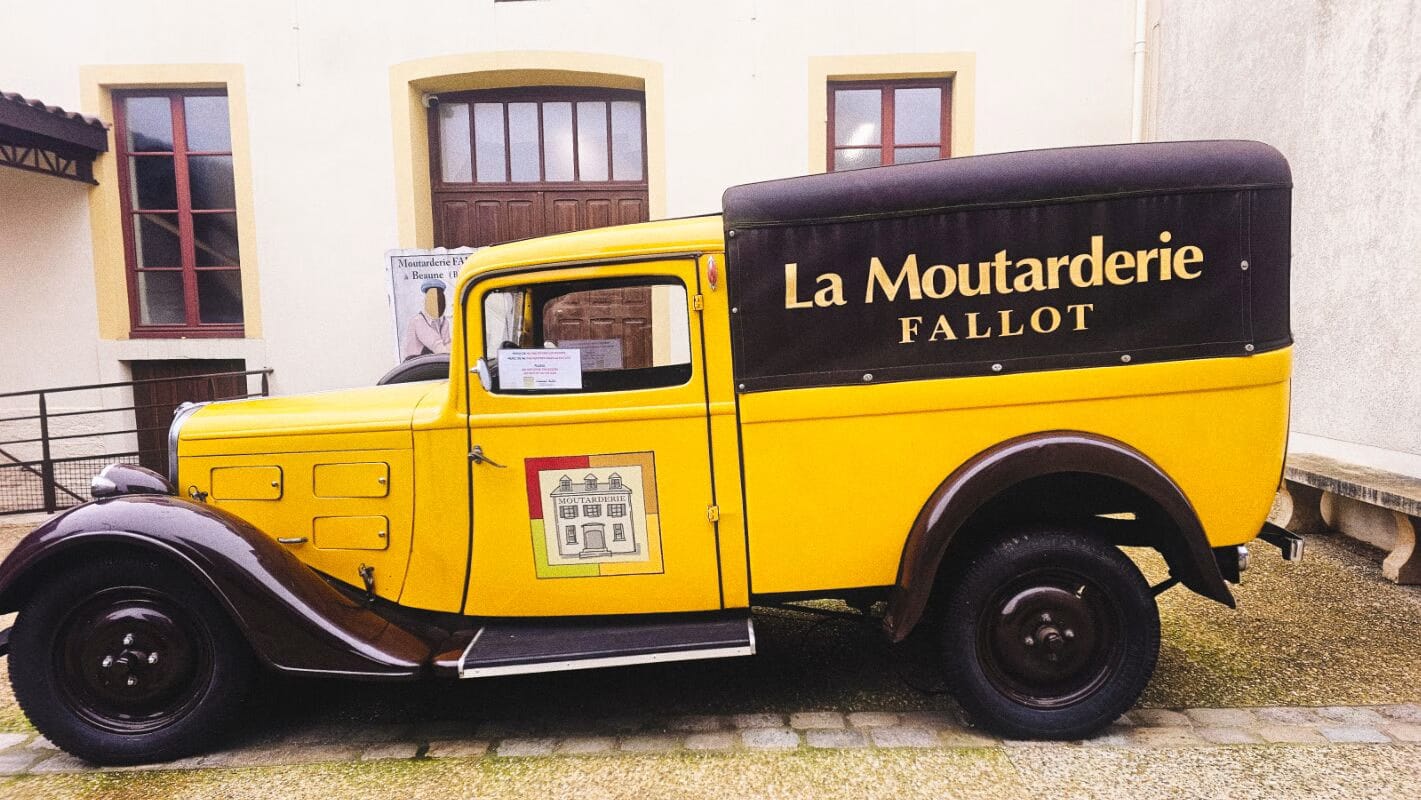 Week-end à Beaune : Entre Hospices et Caves, un voyage dans le temps 15 voiture d'époque à la Moutarderie Fallot à Beaune