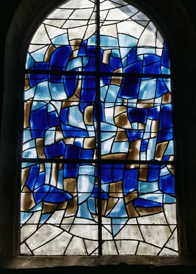 Chambres d'hôtes Fenêtres-sur-mer : 10 ans ! 54 vitraux Georges Braque dans l'église de Varengeville sur mer Seine-Maritime