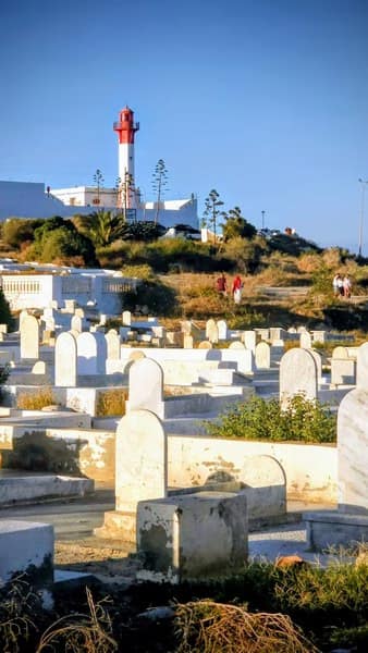 Mahdia, la perle méconnue de la Tunisie : guide et récit d'une semaine idéale. 13 Cimetière avec phare en arrière-plan