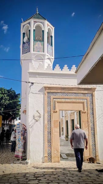 Mahdia, la perle méconnue de la Tunisie : guide et récit d'une semaine idéale. 9 Homme marchant vers une porte