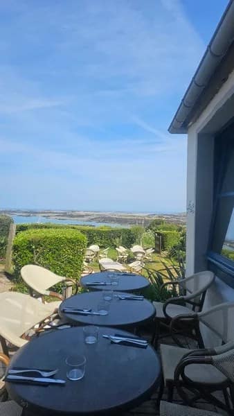 Visiter les îles Chausey depuis Granville : guide complet 10 sur les iles chausey Normandie escapades amoureuses restaurant terrasse