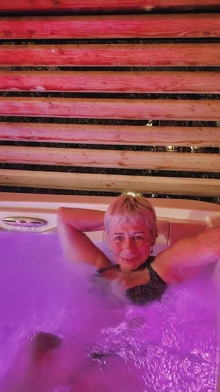 Saint-Valentin 2026 : 4 escapades cocooning spa en France pour se retrouver en amoureux 6 jacuzzi privatif domaine des Prés verts Bourgogne