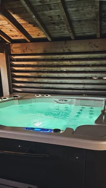 Où dormir en Bourgogne ? Domaine des Prés Verts, hôtel de charme 2 jacuzzi le domaine des Prés Verts Bourgogne