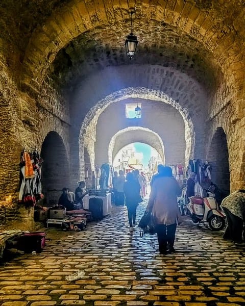 Mahdia, la perle méconnue de la Tunisie : guide et récit d'une semaine idéale. 7 Passage animé avec des marchands.