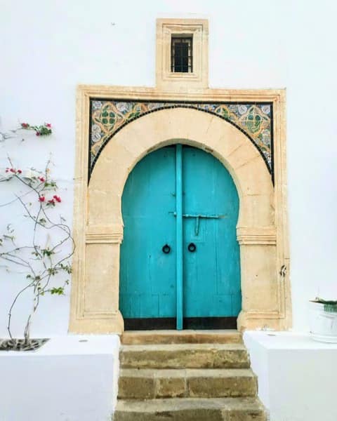 Mahdia, la perle méconnue de la Tunisie : guide et récit d'une semaine idéale. 4 Porte turquoise avec décorations anciennes.